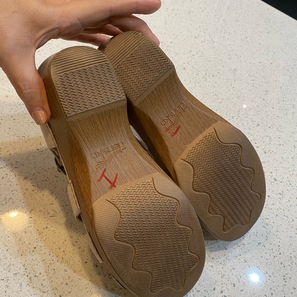 Dansko Size 39 EU 8.5-9  US Leather Strap Open Toe Beige Sandals - Picture 11 of 15